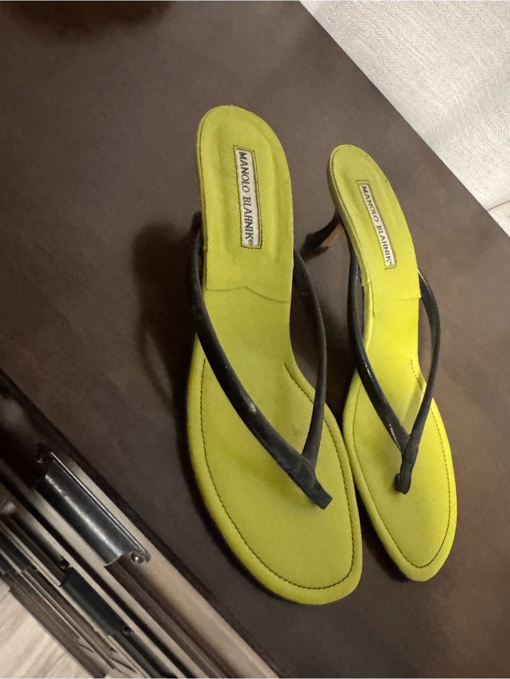 Manolo Blahnik Neon Lime Thong Kitten Heel Sandals with Black Straps - Picture 2 of 4